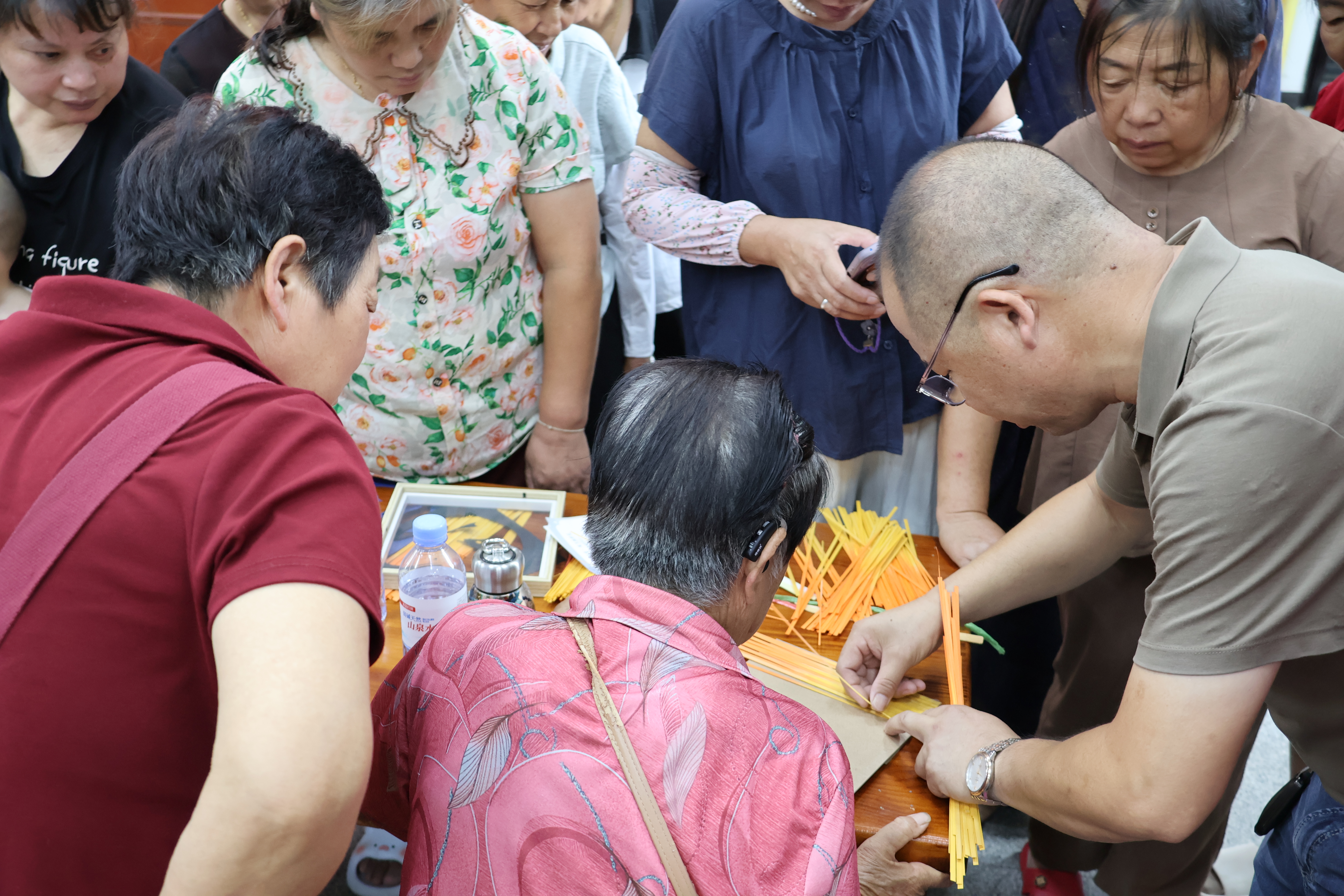 参训学员现场学习竹篾排列与编织方法