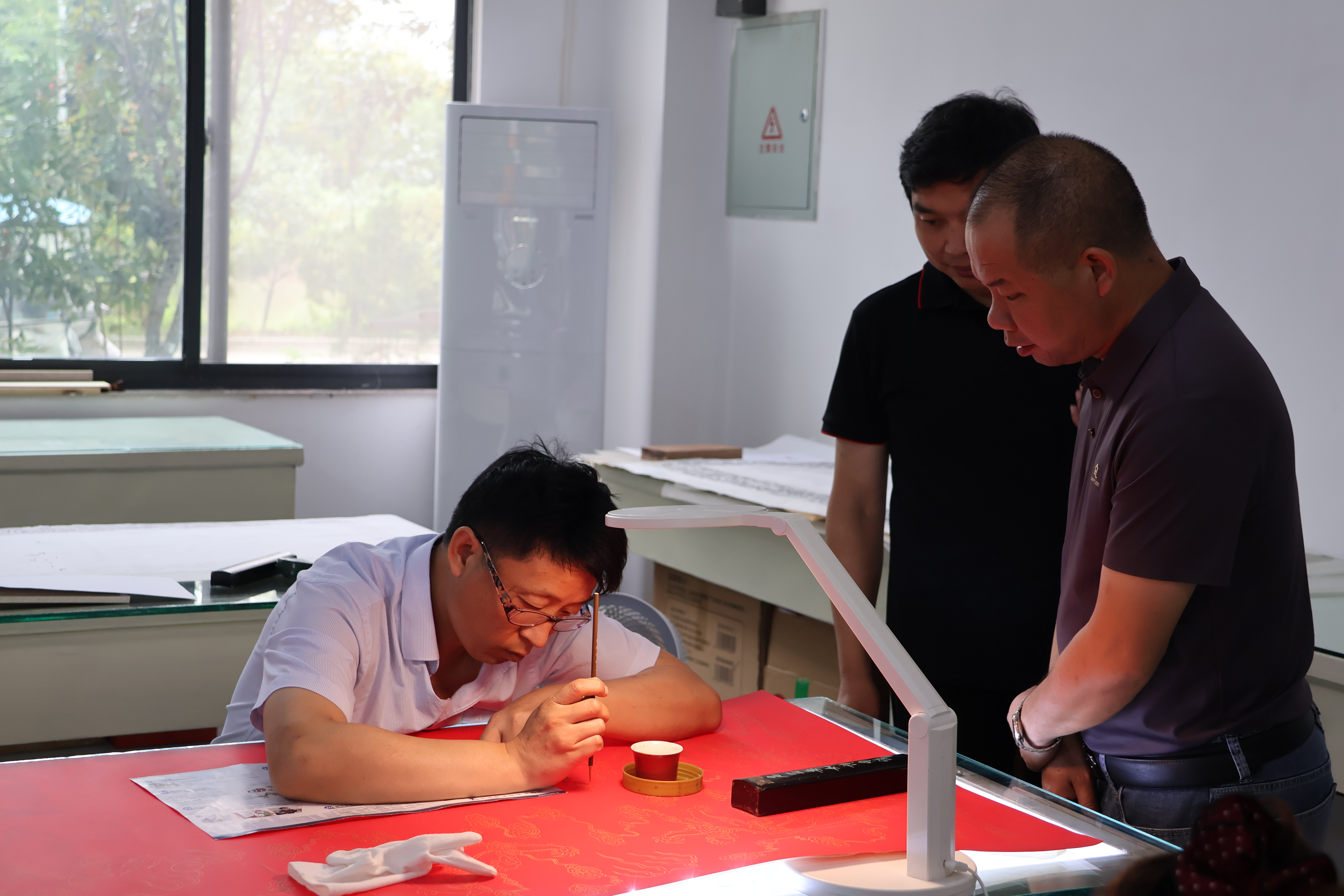 考察人员近距离了解传统手工制作与教学方式
