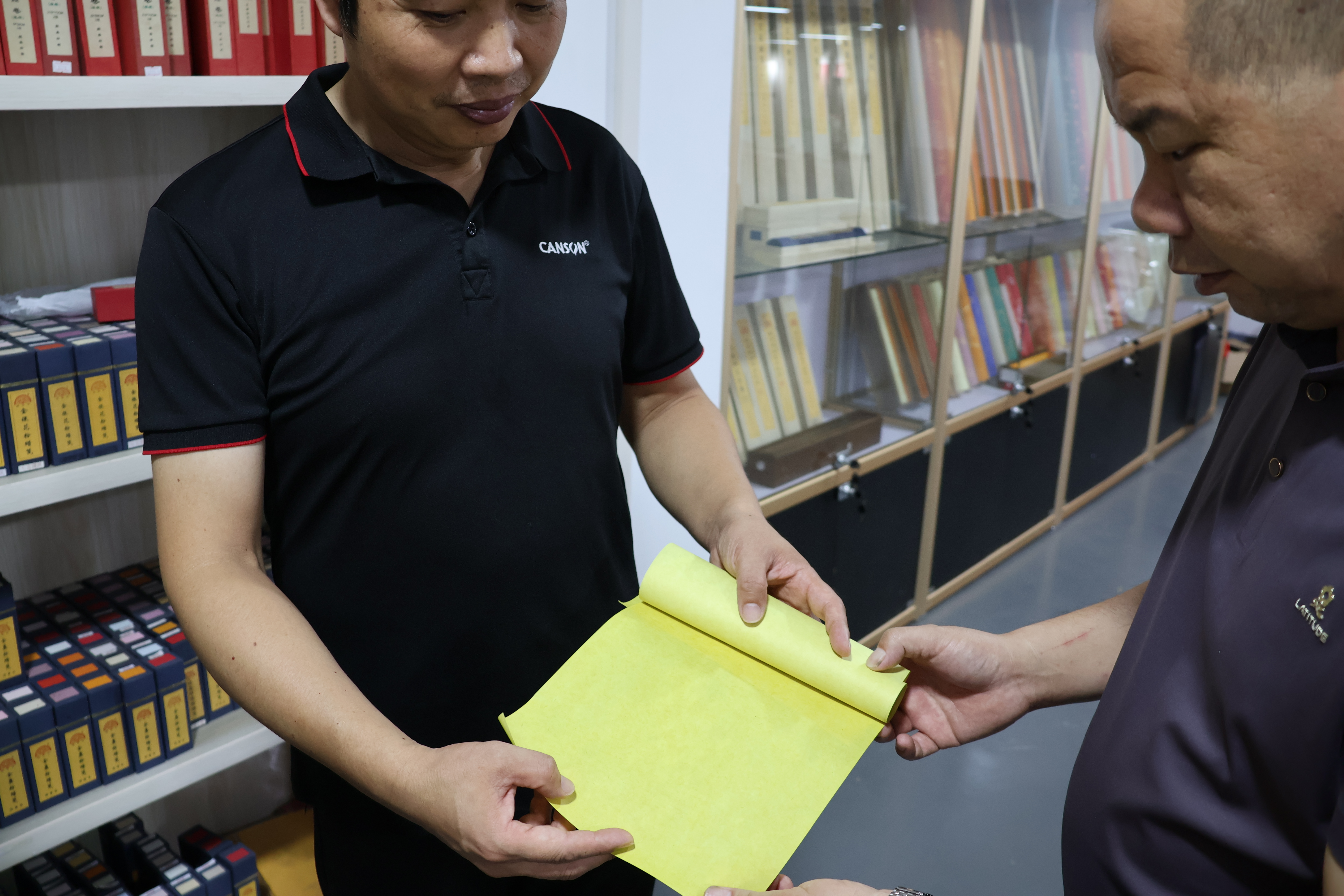 现场了解传统书画材料与工艺产品展示